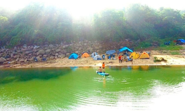 Chèo thuyền tại hồ Dầu Tiếng