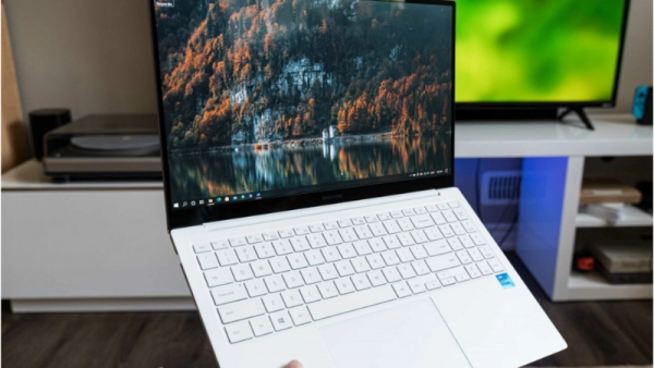 Easily lift Galaxy Book Pro with just one hand