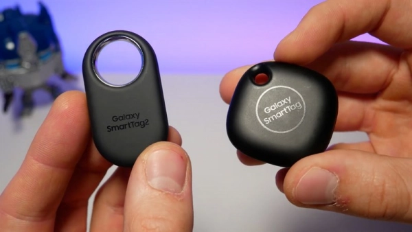 Galaxy SmartTag 2 (left) is designed with a slim, compact style and a larger keyhole