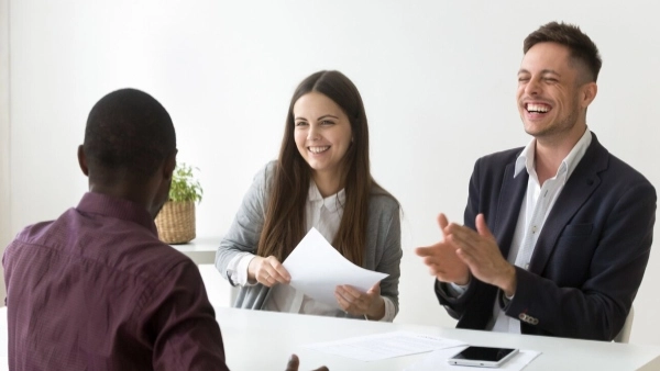 Body Language at an Interview: The Complete Guide to Making a Strong First Impression